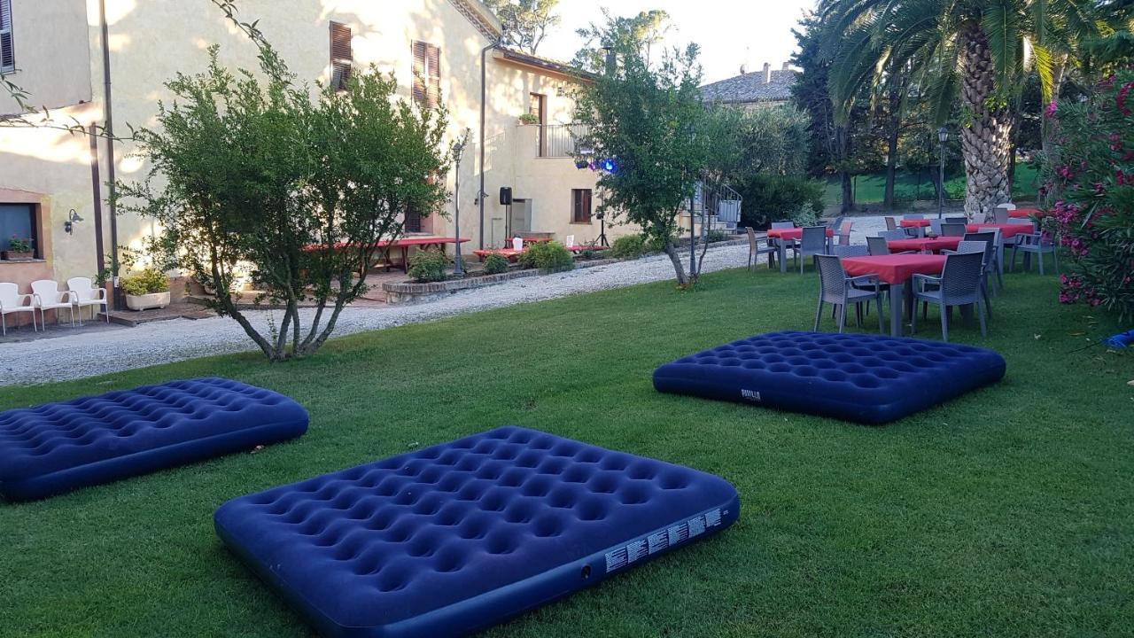 Gasthaus "La Grancia" Country House Treia Exterior foto
